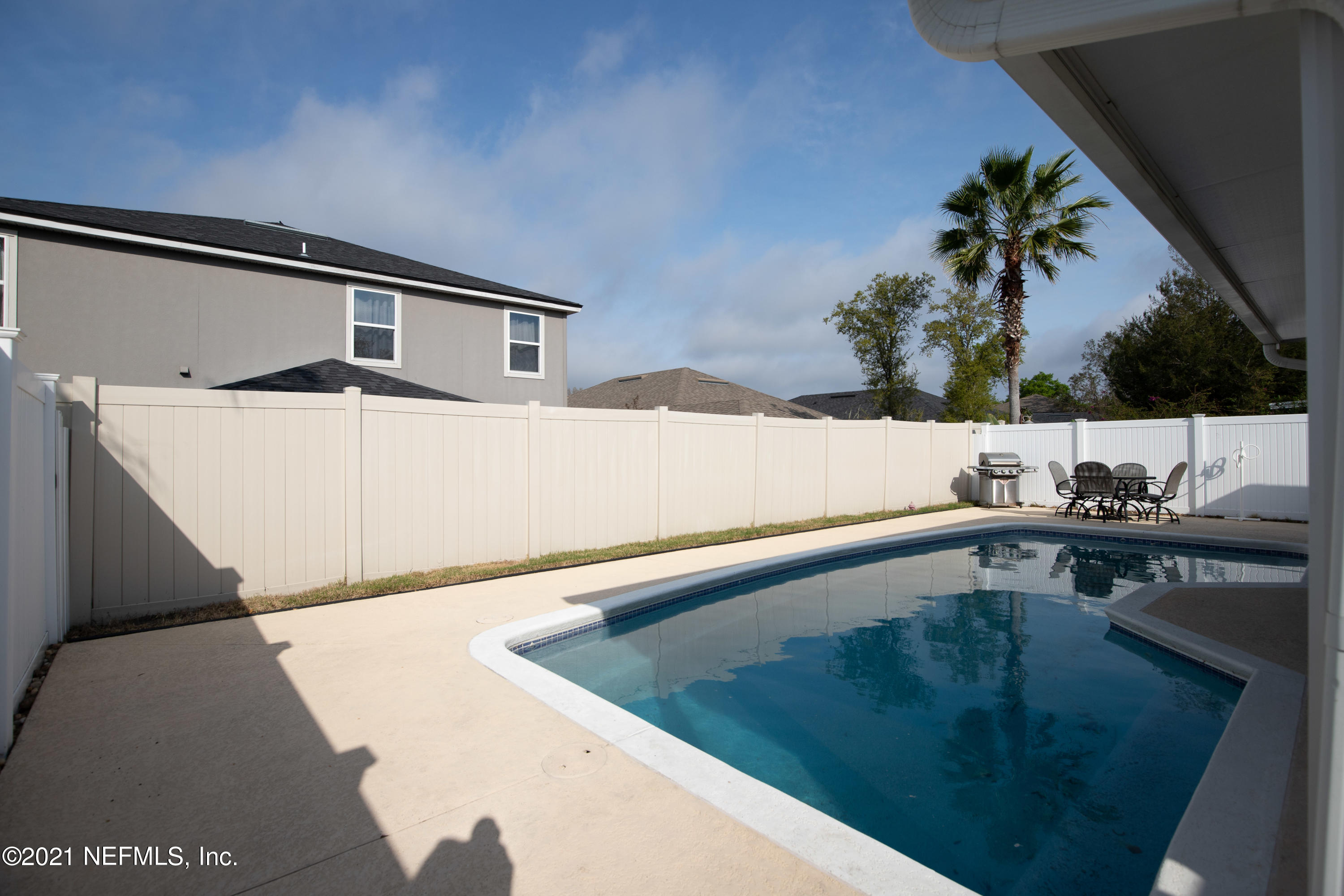 2602 Sunrise Ridge Lane Jacksonville, FL 32277 - Photo 33 of 35 a view of a living room with a rug