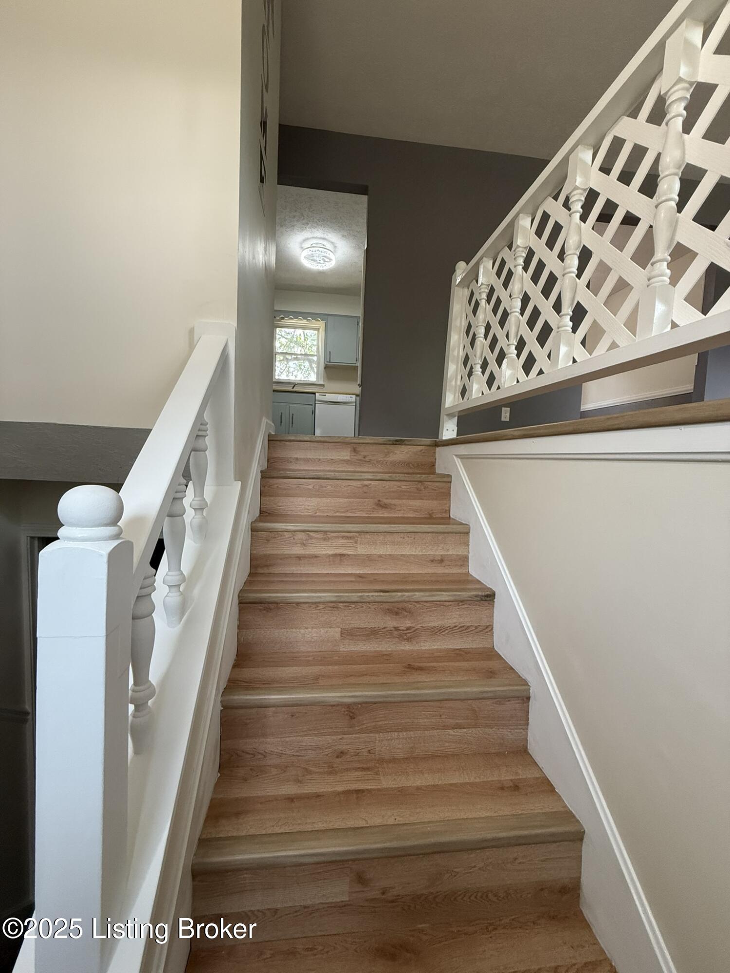 3829 Chevy Chase Road Louisville, KY 40218 - Photo 5 of 32 IMG_0546