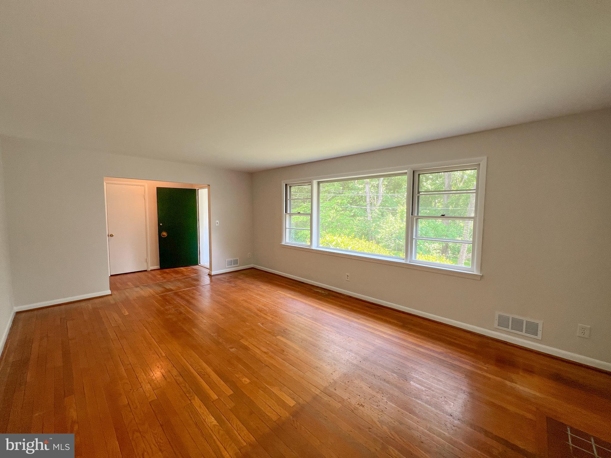 10001 Woodhill Road Bethesda, MD 20817 - Photo 11 of 30 Living Room