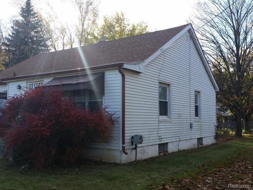 3316 Fenton Road Flint, MI 48507 - Photo 3 of 24 3 - Side R.jpg