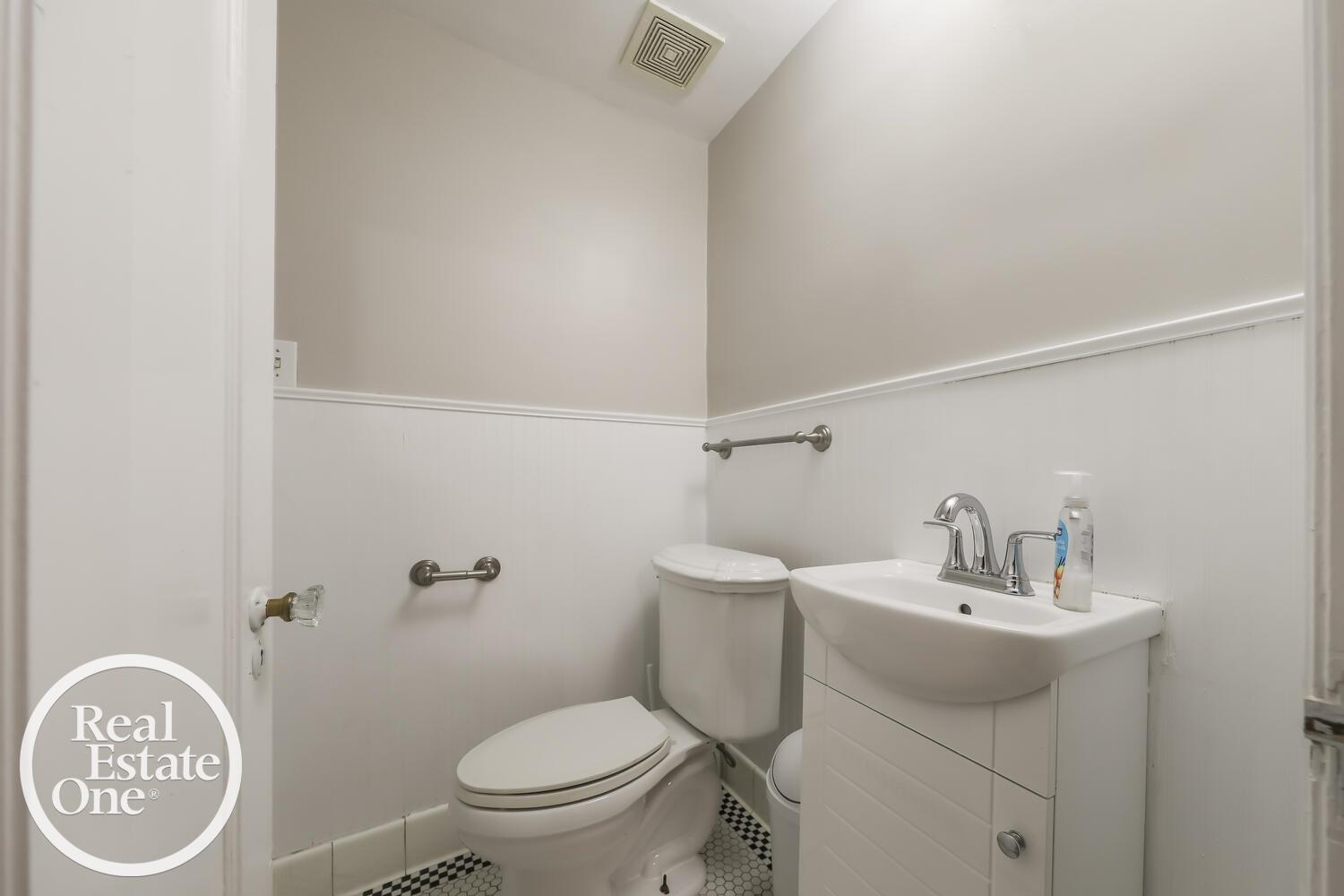 836 Lincoln Road Grosse Pointe, MI 48230 - Photo 19 of 39 50149905-a1a5fc97-8c4e-4bf7-9bdc-61061c475823.JPG