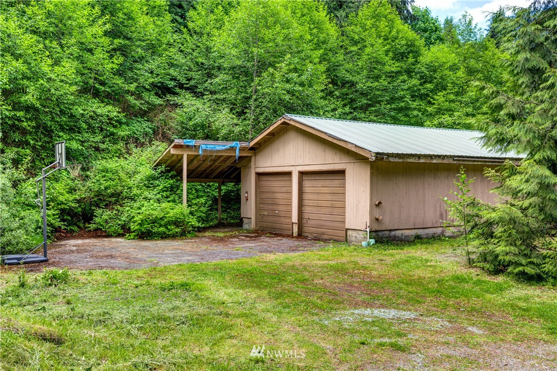 1309 Old Samish Road Bellingham, WA 98229 - Photo 34 of 40 a backyard of a house with plants and large tree