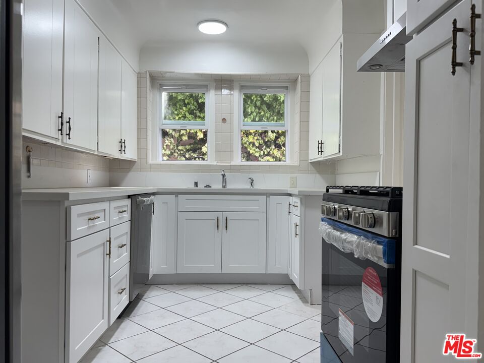 211 South Arnaz Drive Beverly Hills, CA 90211 - Photo 12 of 27