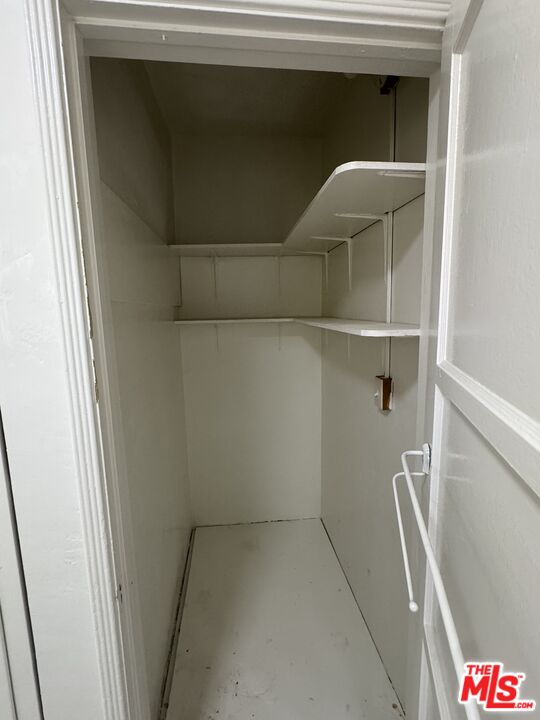 211 South Arnaz Drive Beverly Hills, CA 90211 - Photo 14 of 27