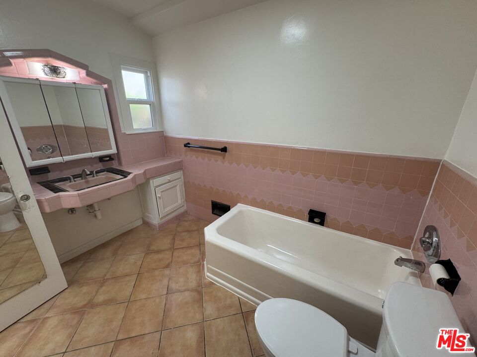 211 South Arnaz Drive Beverly Hills, CA 90211 - Photo 20 of 27