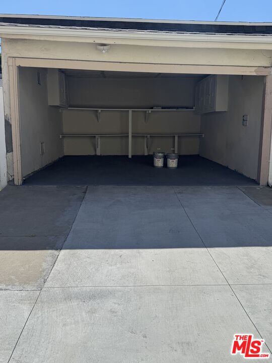 211 South Arnaz Drive Beverly Hills, CA 90211 - Photo 26 of 27