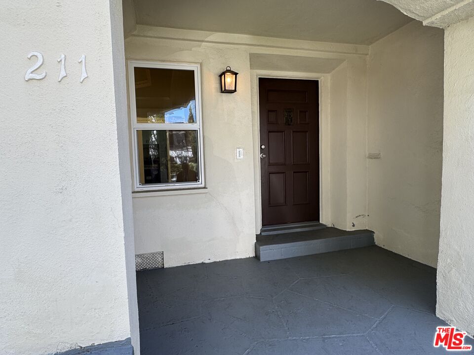 211 South Arnaz Drive Beverly Hills, CA 90211 - Photo 3 of 27