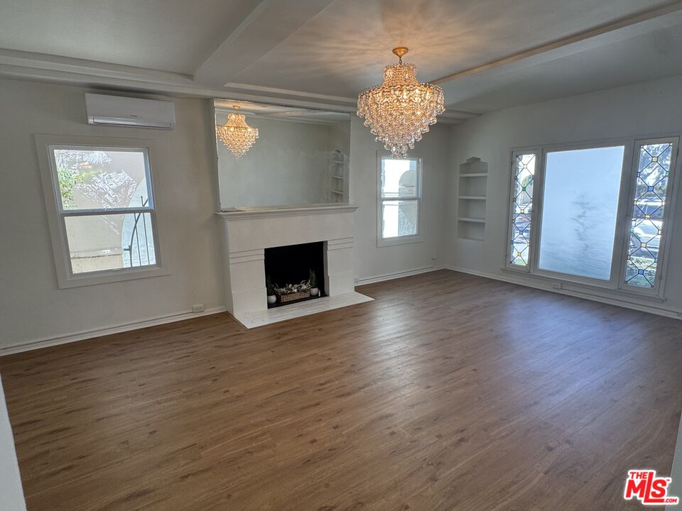 211 South Arnaz Drive Beverly Hills, CA 90211 - Photo 5 of 27