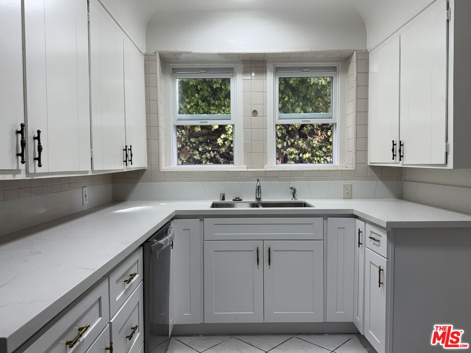 211 South Arnaz Drive Beverly Hills, CA 90211 - Photo 8 of 27