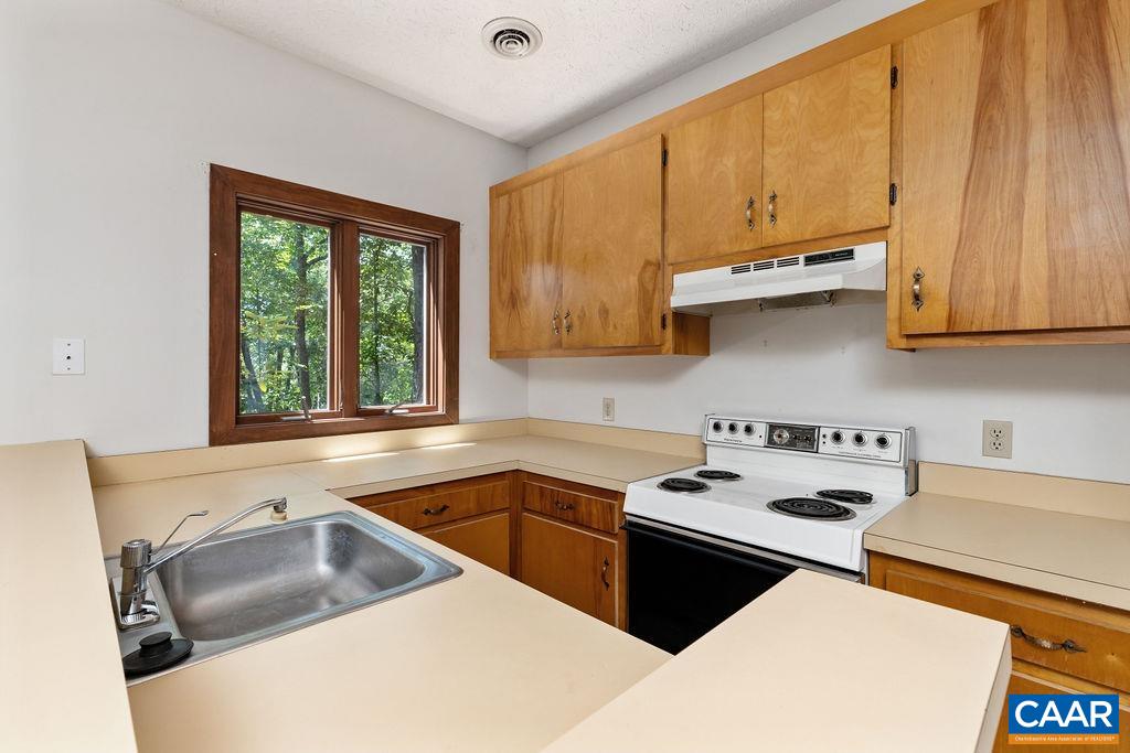 434 3 Ridges Roseland, VA 22967 - Photo 4 of 33 a kitchen that has a sink and a stove