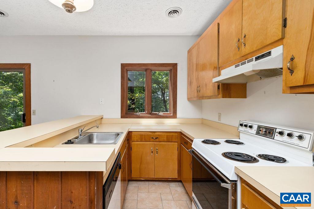 434 3 Ridges Roseland, VA 22967 - Photo 5 of 33 a kitchen that has a sink and a stove
