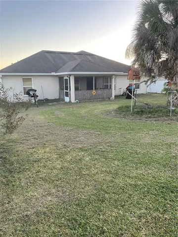 a view of a back yard