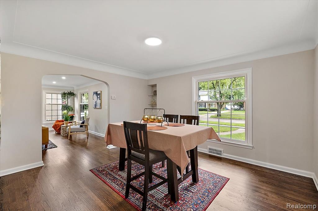 1108 Roslyn Road Grosse Pointe Woods, MI 48236 - Photo 9 of 31