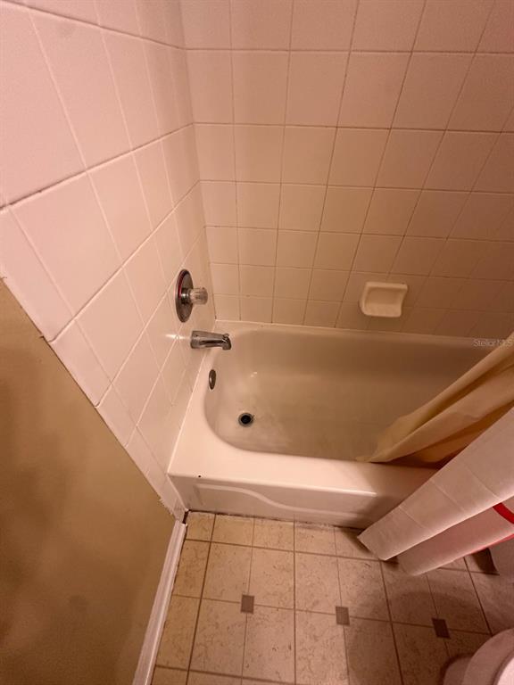 4364 South Kirkman Road, Unit 313 Orlando, FL 32811 - Photo 26 of 27 a bathroom with a bathtub