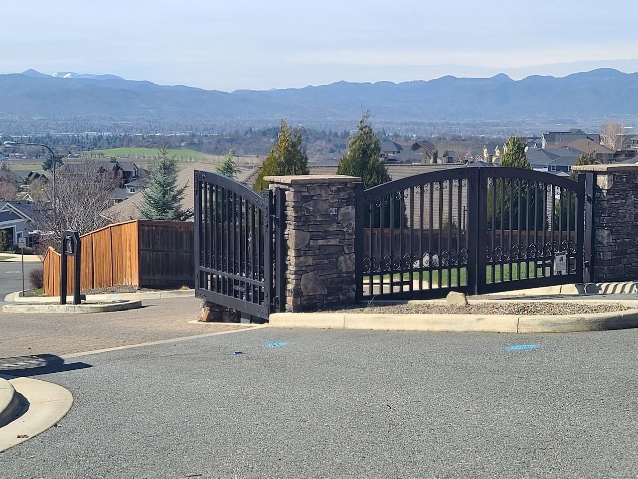 4533 Innsbruck Ridge Medford, OR 97504 - Photo 3 of 8 3