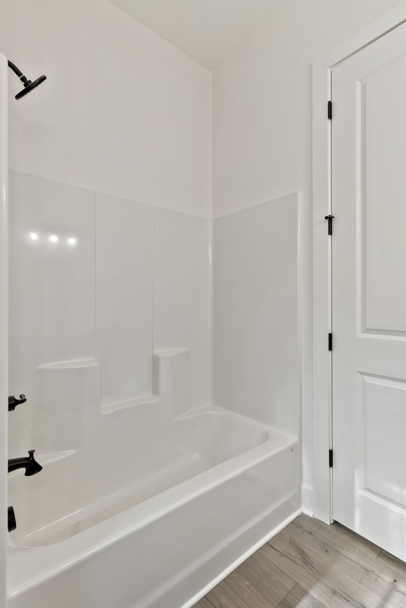 3435 Highway 25 Cottontown, TN 37048 - Photo 36 of 52 a bathroom with a bathtub