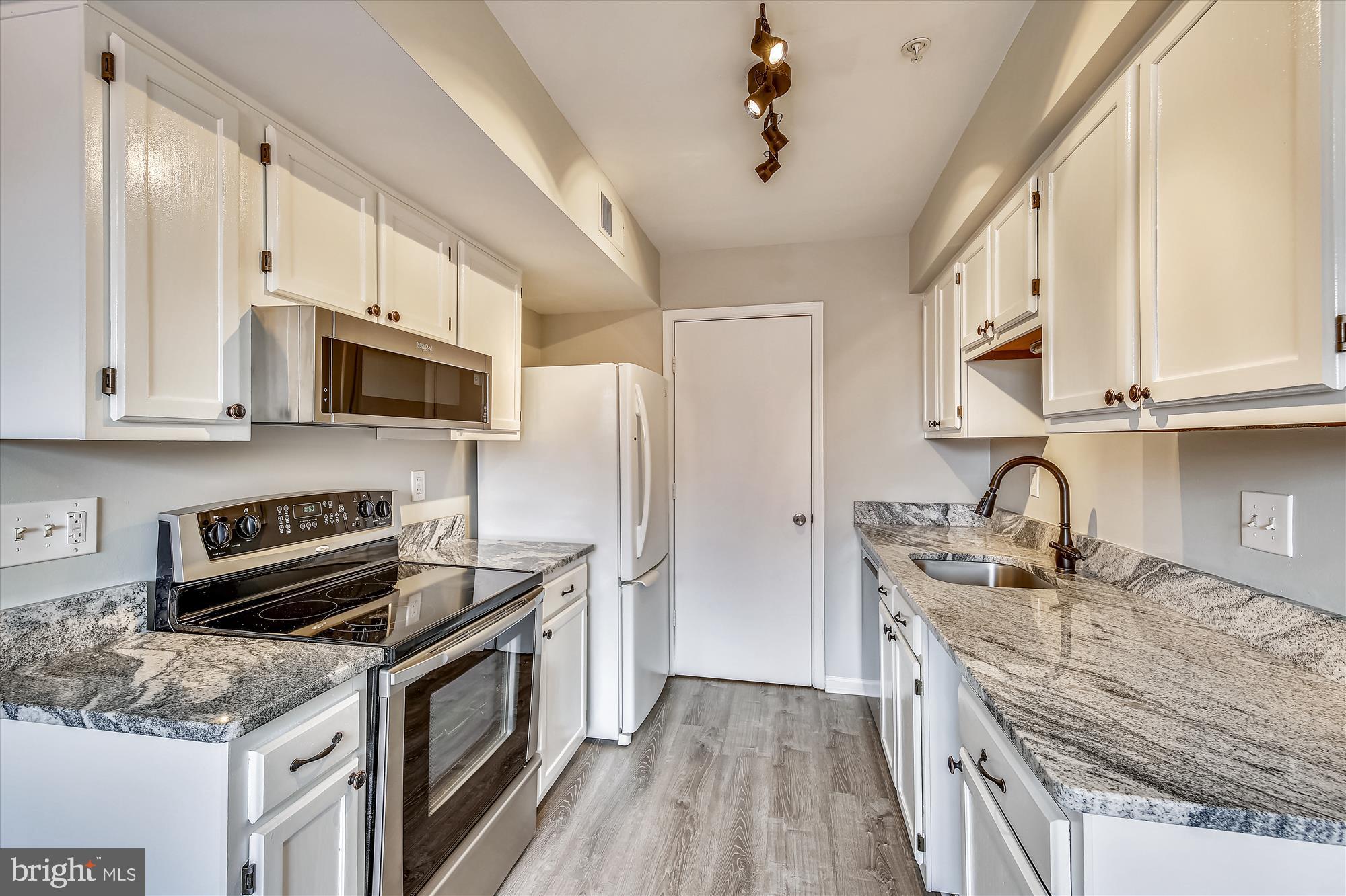 14902 McKisson Court, Unit 8BE Silver Spring, MD 20906 - Photo 11 of 38 Kitchen