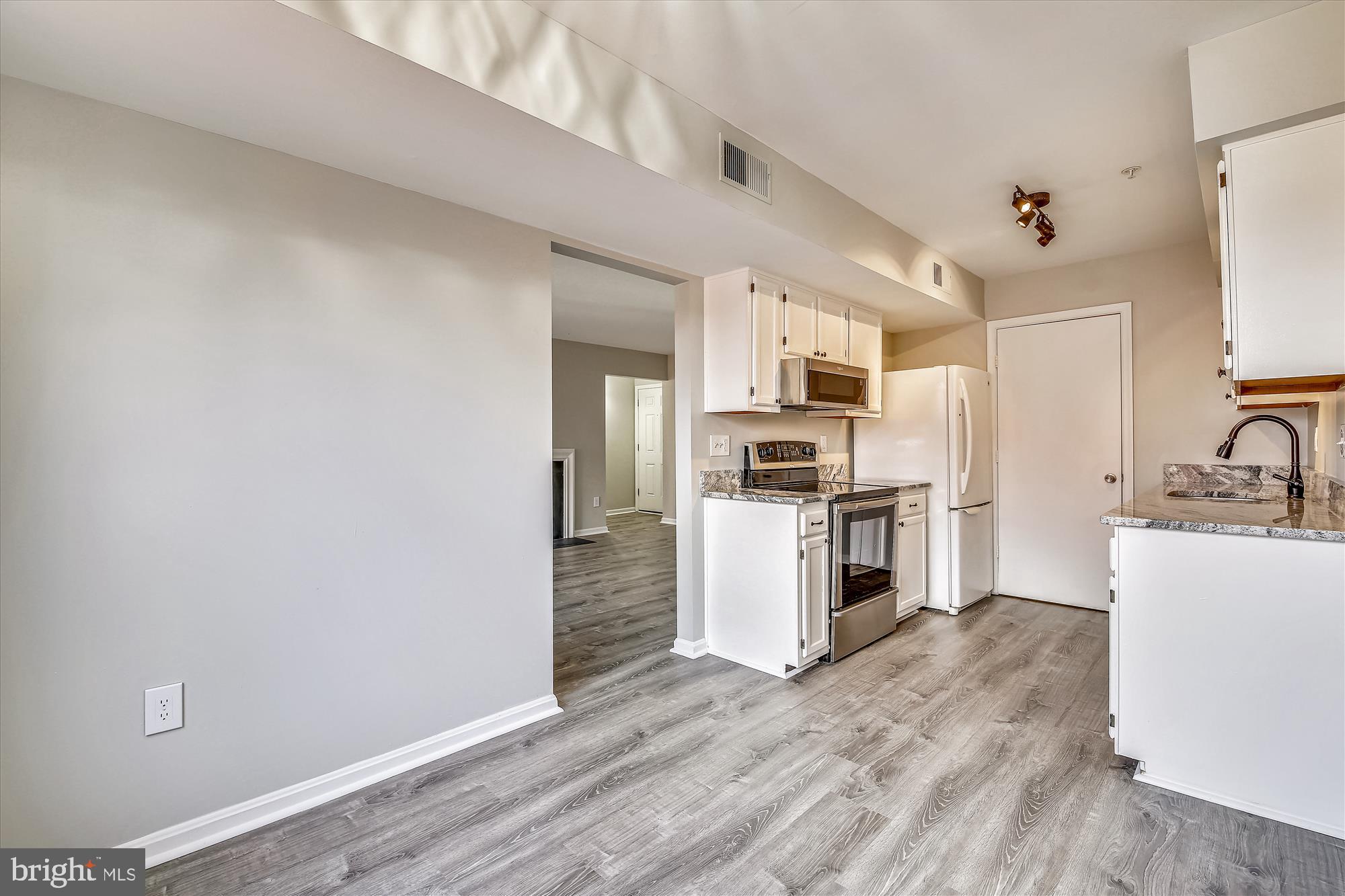 14902 McKisson Court, Unit 8BE Silver Spring, MD 20906 - Photo 12 of 38 Eat-In Kitchen