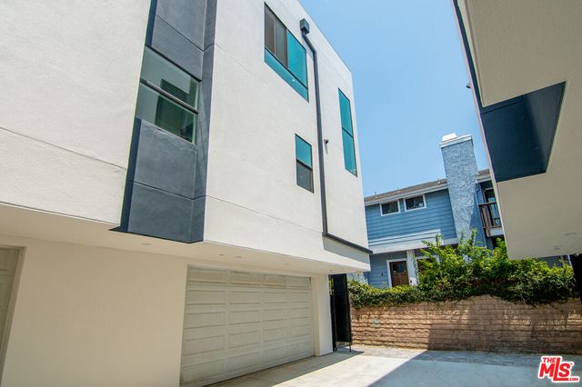 a view of entryway with a front door