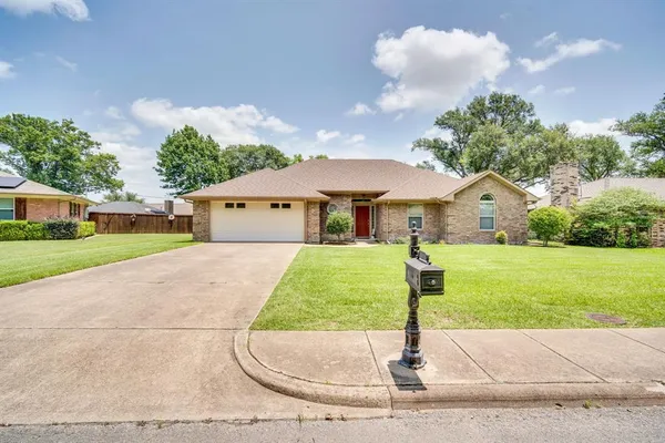 $2,150 | 404 Highland Drive, Ennis, TX 75119