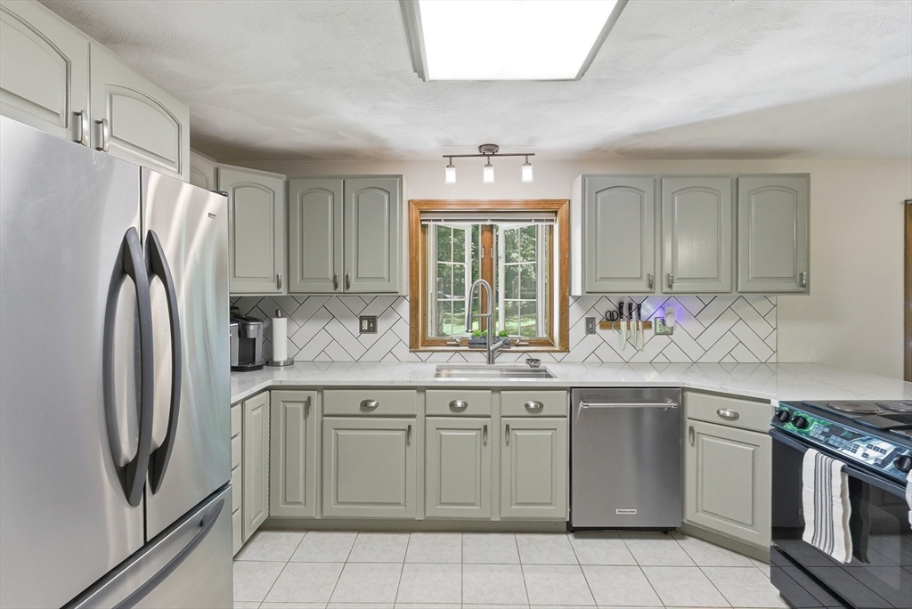 649 Concord Road Marlborough, MA 01752 - Photo 9 of 39