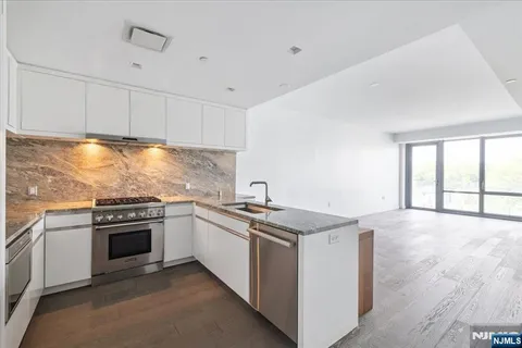 $675,000 | 320 Adolphus Avenue, Unit 612, Cliffside Park, NJ 07010