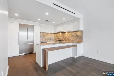 $675,000 | 320 Adolphus Avenue, Unit 612, Cliffside Park, NJ 07010