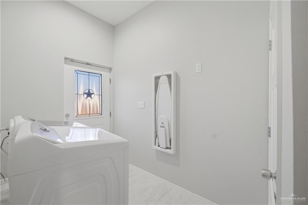 804 Hawk Street Alamo, TX 78516 - Photo 11 of 14 a bathroom with a bathtub