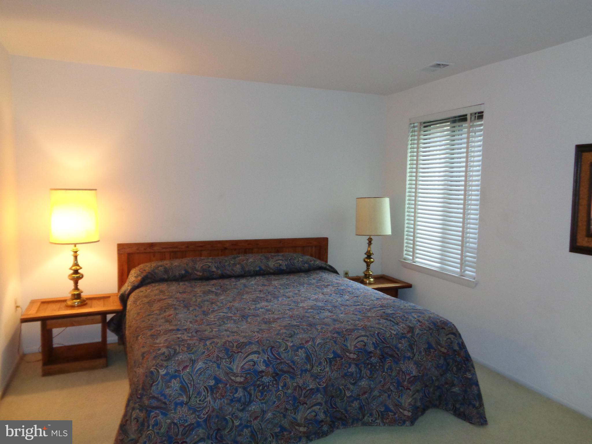 114 Cross Keys Road, Unit R114D Baltimore, MD 21210 - Photo 11 of 22 a bedroom with a bed and a lamp