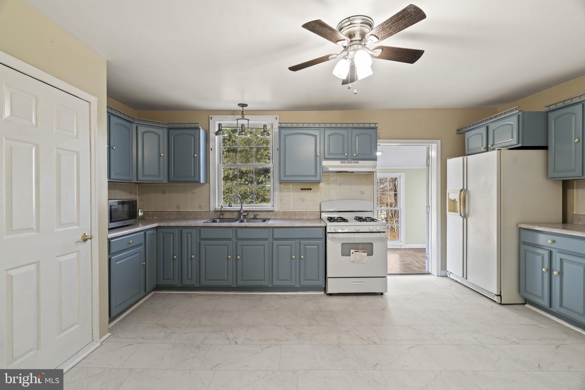 2810 Panther Road Vineland, NJ 08361 - Photo 5 of 20 a kitchen with granite countertop a refrigerator stove top oven and sink