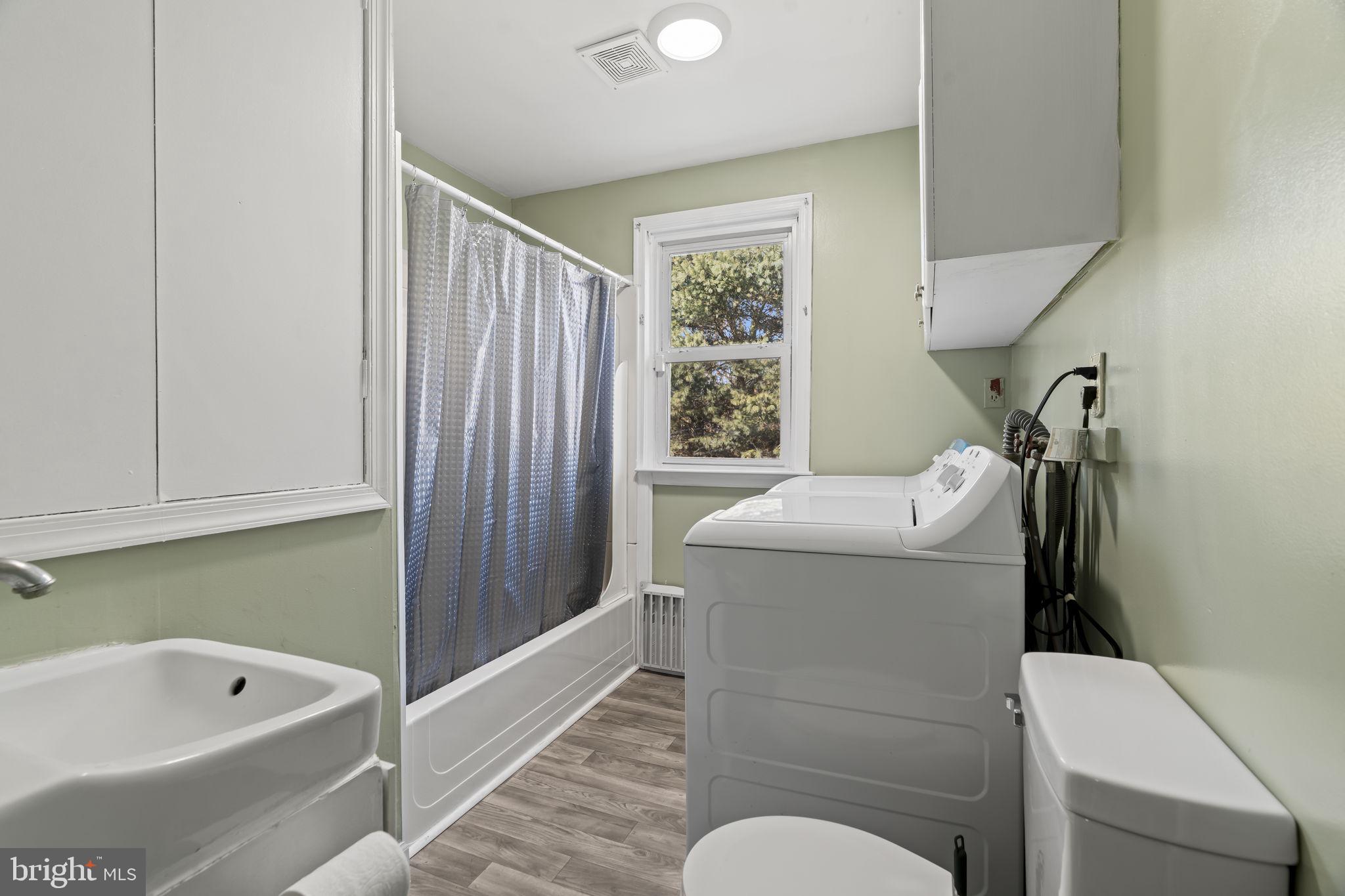 2810 Panther Road Vineland, NJ 08361 - Photo 9 of 20 a bathroom with a sink a toilet and bathtub