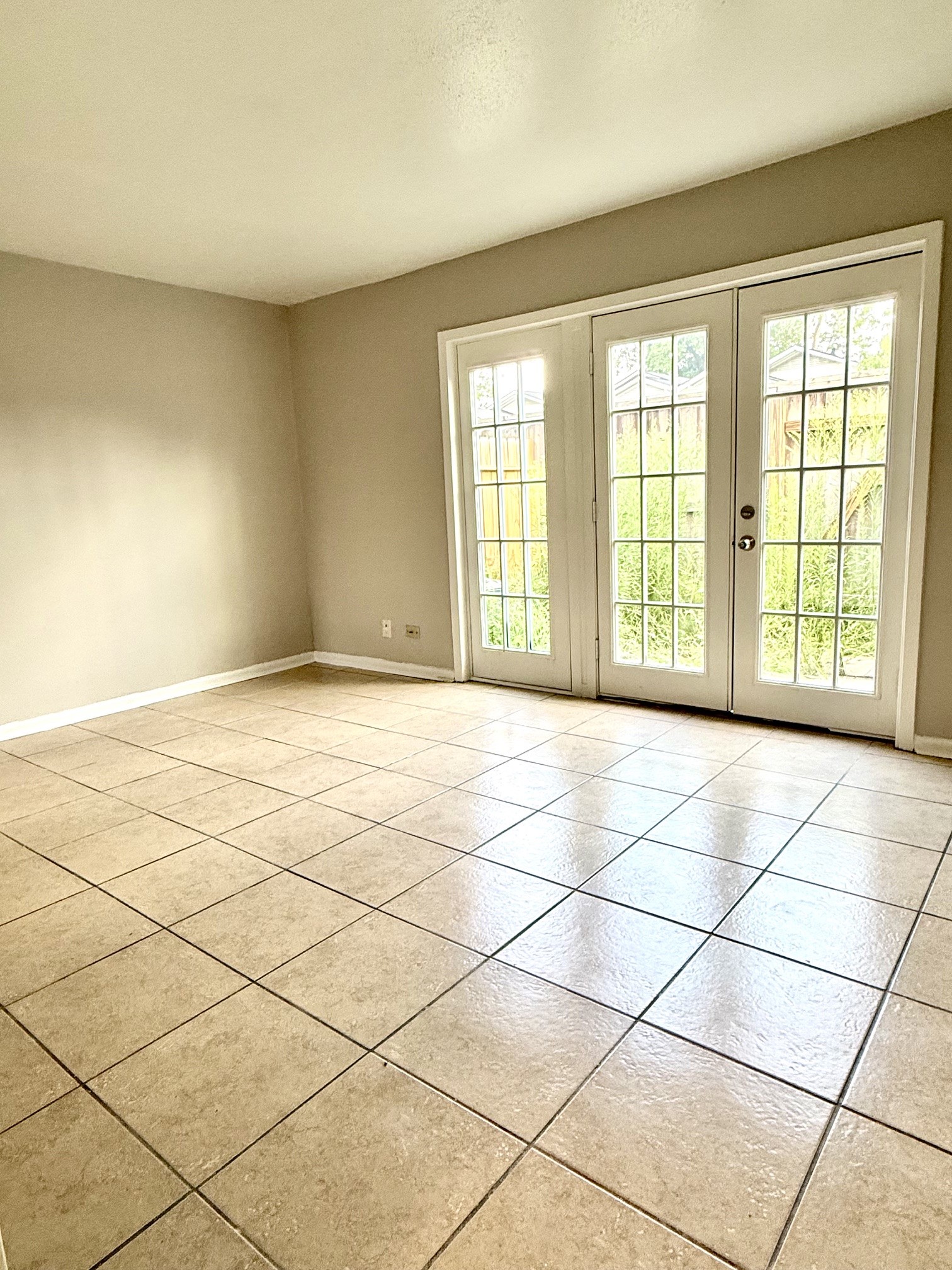 1518 Wirt Road, Unit 6 Houston, TX 77055 - Photo 7 of 14 a view of an empty room and a window