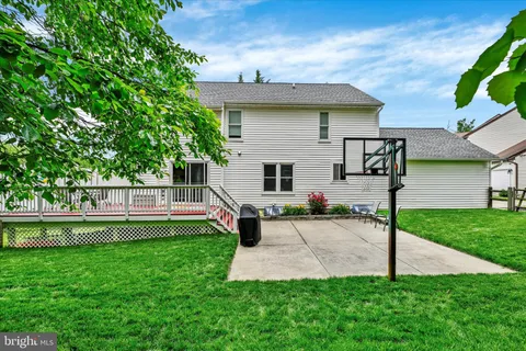 a view of a house with backyard