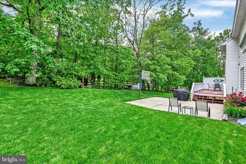 a view of a house with backyard and garden