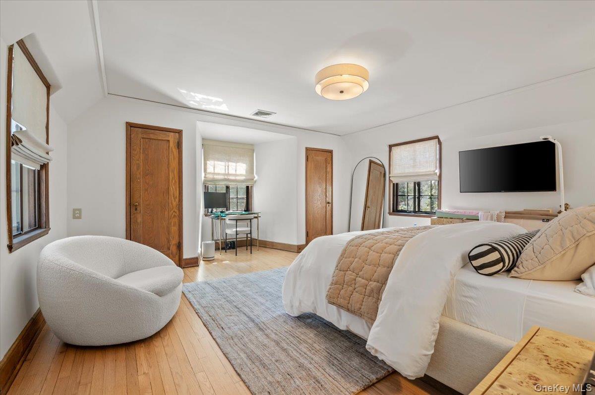 12 Hampton Road Port Washington, NY 11050 - Photo 27 of 36 Gallery Image 27