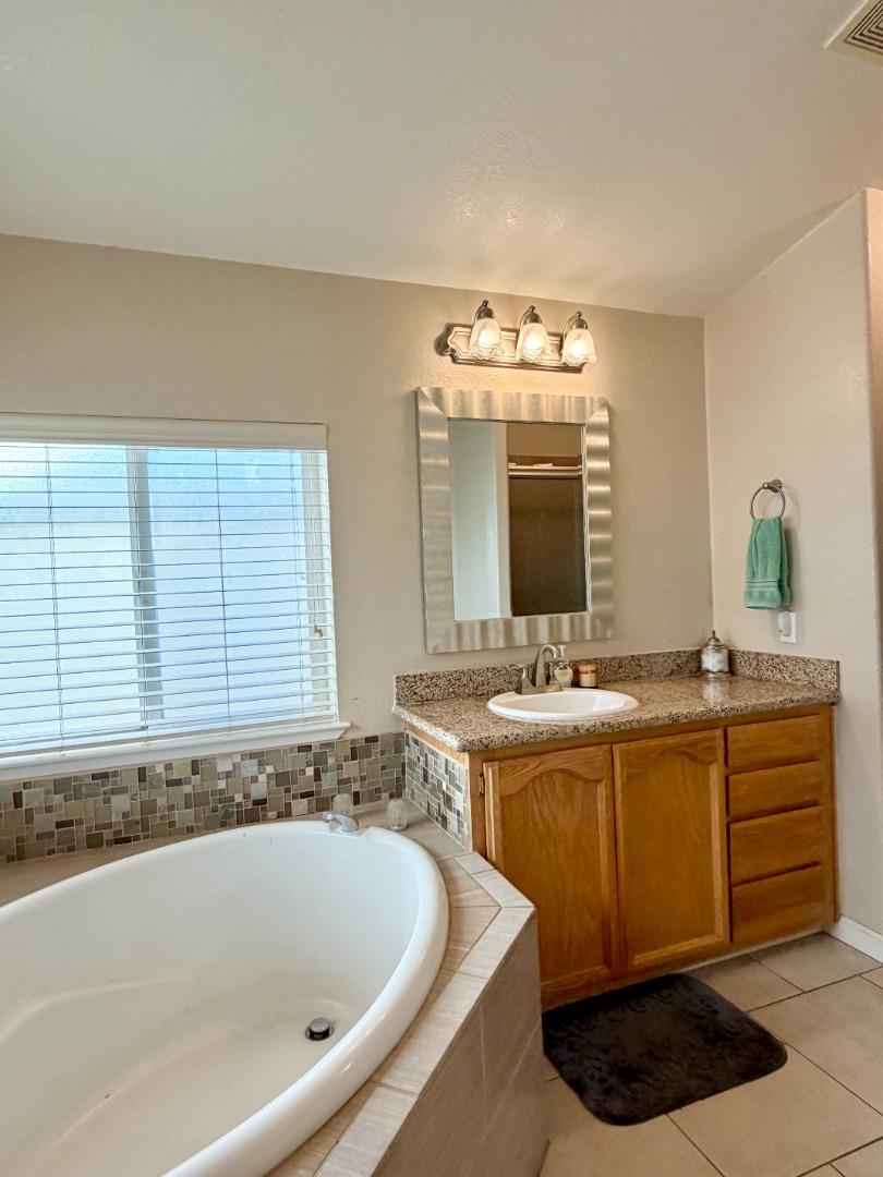 120 Dixon Landing Road, Unit 147 Milpitas, CA 95035 - Photo 17 of 21 a bathroom with a tub sink and mirror