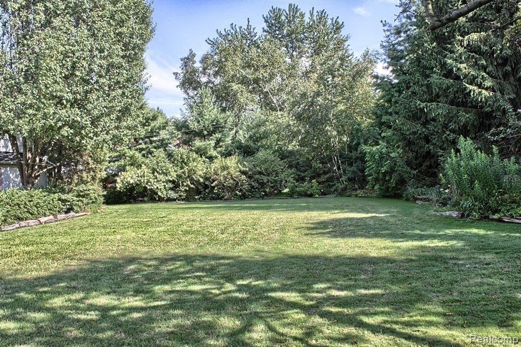 1153 Whittier Road Grosse Pointe, MI 48230 - Photo 24 of 25 Backyard III.jpg