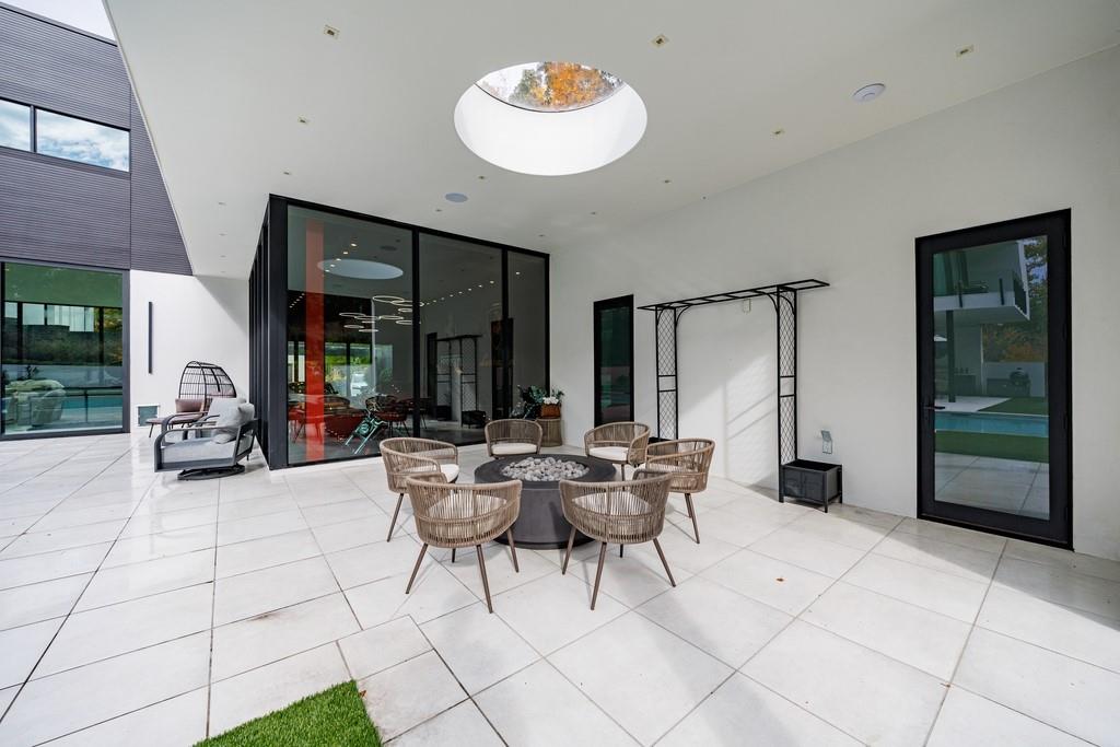 380 West Wesley Road Northwest Atlanta, GA 30305 - Photo 41 of 104 a view of a livingroom with furniture and window