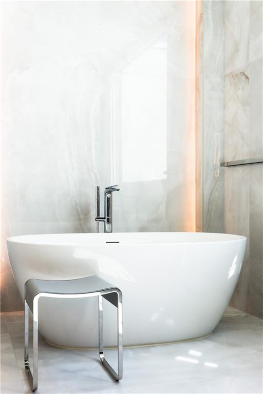 380 West Wesley Road Northwest Atlanta, GA 30305 - Photo 57 of 104 a bathroom with a bathtub