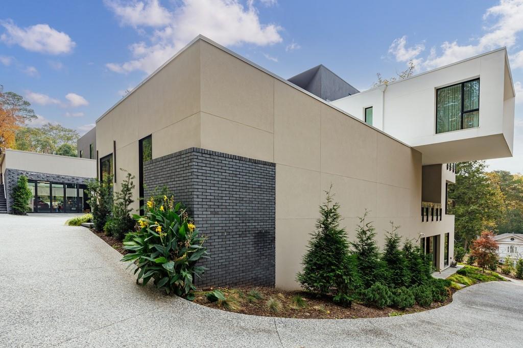 380 West Wesley Road Northwest Atlanta, GA 30305 - Photo 99 of 104 a backyard of a house with plants and trees