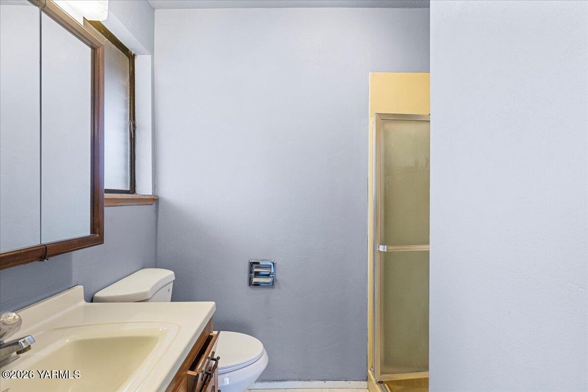 1861 North Cottonwood Road Yakima, WA 98908 - Photo 22 of 35 a bathroom with a sink a toilet and mirror