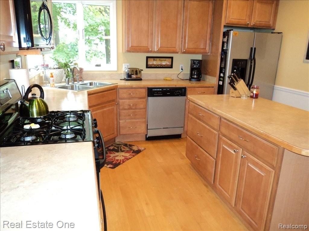 1385 Remsing Street Hartland, MI 48353 - Photo 7 of 25 Gourmet Kitchen