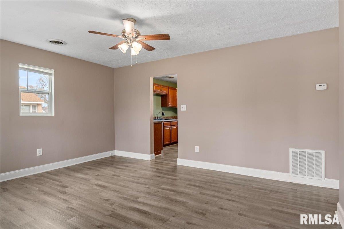 1050 North 19th Street Springfield, IL 62702 - Photo 2 of 16