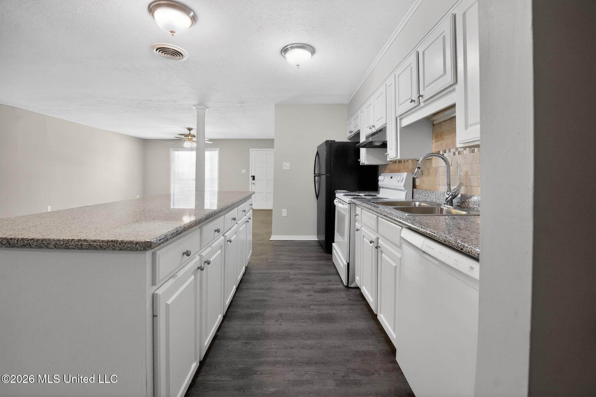 405 Crestview Drive Clinton, MS 39056 - Photo 8 of 20 10_405_Crestview_Dr-Kitchen-8115