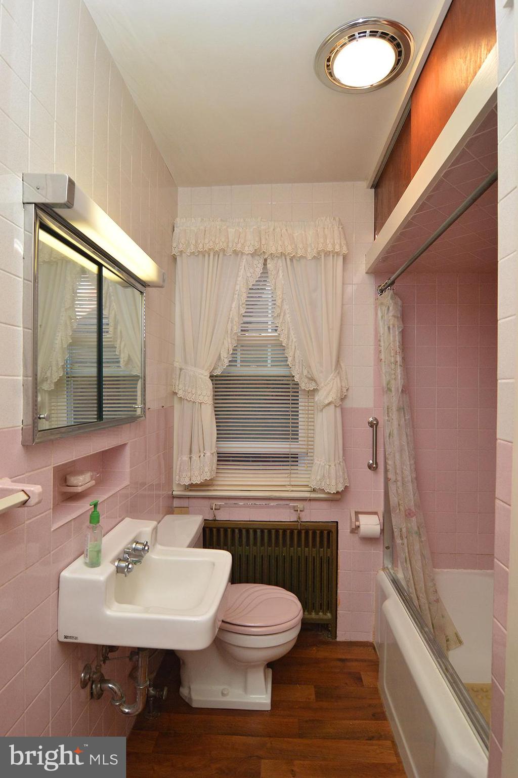 2631 Moselem Spring Road Fleetwood, PA 19522 - Photo 14 of 32 1st Floor Full Bath