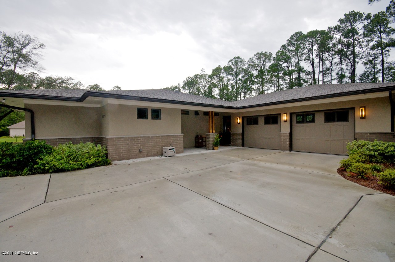 3815 Linjohn Road Jacksonville, FL 32223 - Photo 8 of 32 Side elevation garage