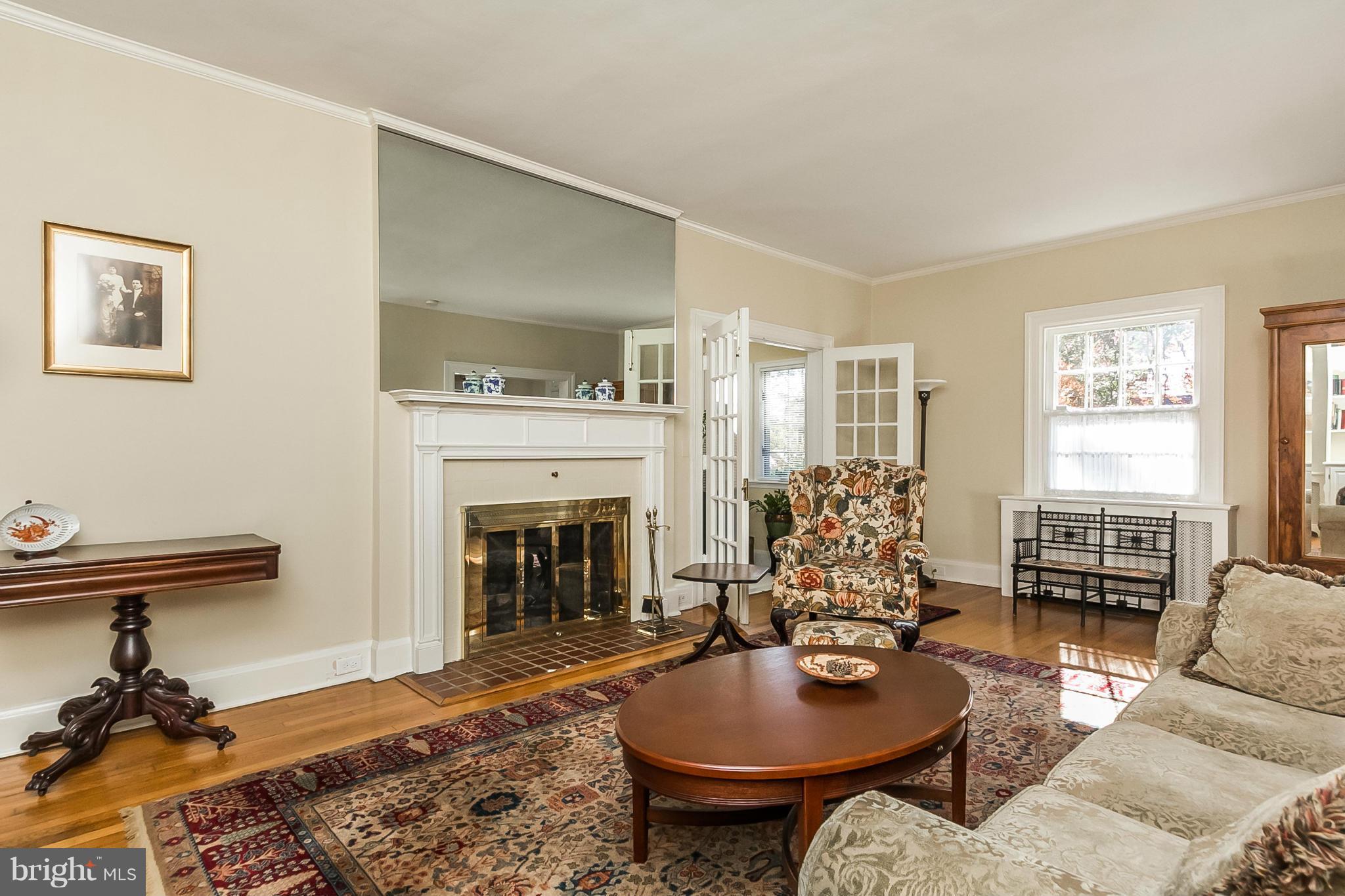 316 Thornhill Road Baltimore, MD 21212 - Photo 6 of 30 Living Room