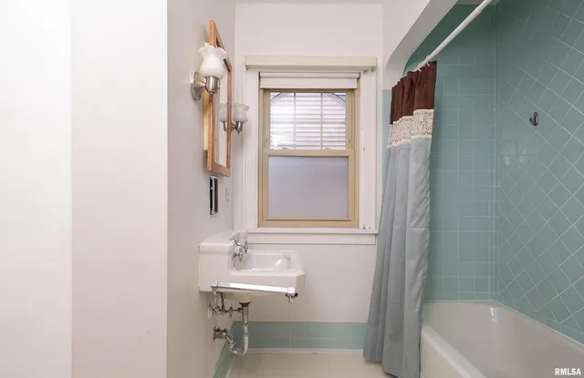 $275,000 | 2911 25th Avenue, Moline, IL 61265