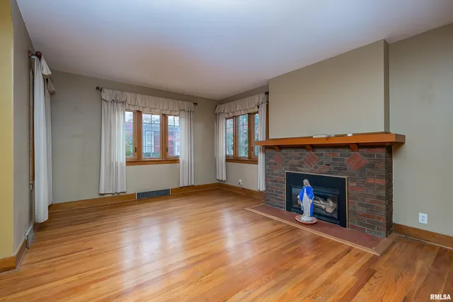 $275,000 | 2911 25th Avenue, Moline, IL 61265