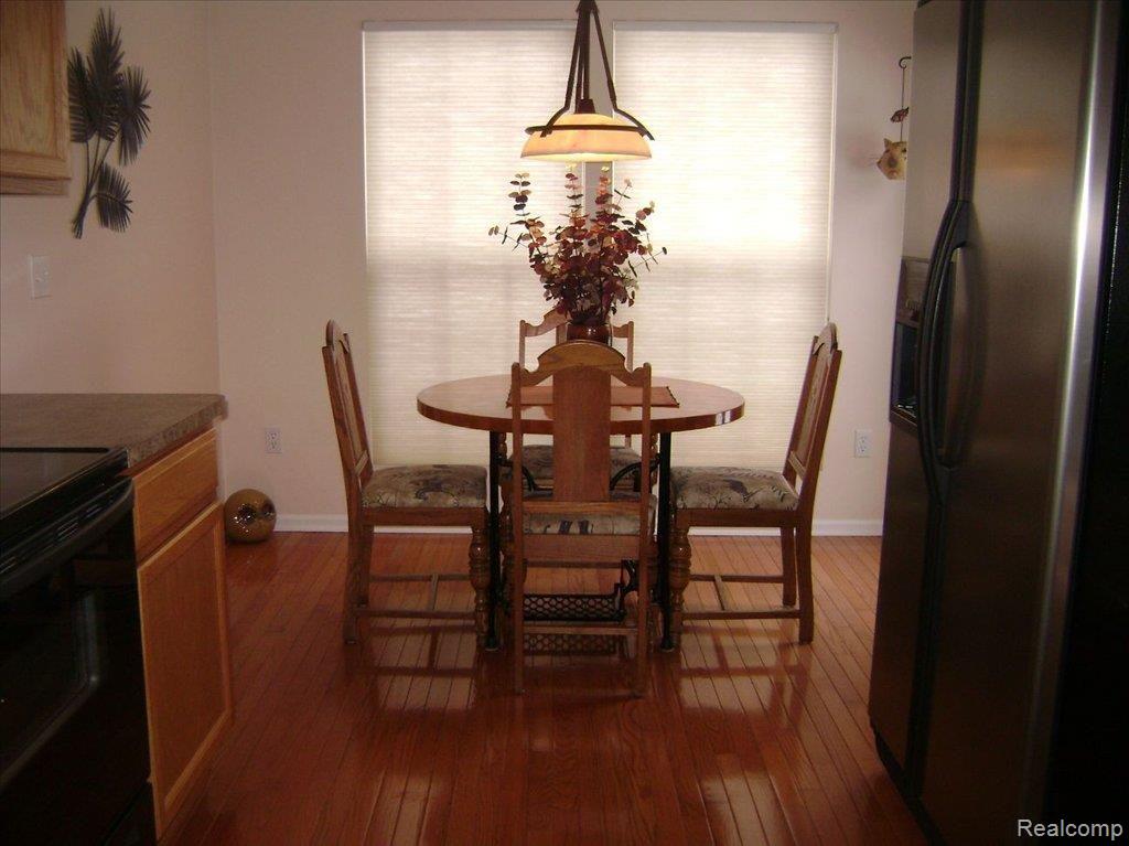 283 Wood Point, Unit 20 Howell, MI 48843 - Photo 4 of 22 dining area